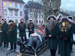Feierliche Fastnachtsbeerdigung am Aschermittwoch auf dem Mainzer Schillerplatz von Garde der Prinzessin und Mainzer Narrenclub. - Foto: gik 
