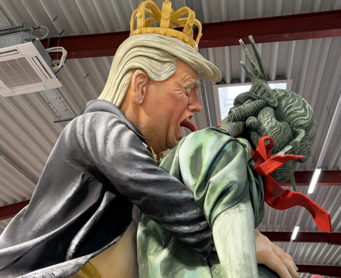 Mainzer Motivwagen 2026: Stormy Donald, Drohnenjäger Pistorius und Fritze Merz in schwerer See – Narren nehmen Politik aufs Korn