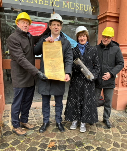 Ende gut, alles gut: OB Nino Haase (2. von links) präsentiert die Urkunde, Museumsdirektor Ulf Sölter hilft dabei. Dezernentin Marianne Grosse hält die Zeitkapsel. - Foto: Stadt Mainz