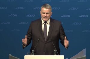 Teilte ordentlich in Richtung Landesregierung aus: CDU-Spitzenkandidat Gordon Schnieder beim Politischen Aschermittwoch in Trier. - Screenshot: gik