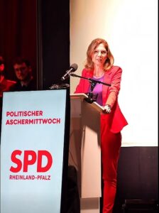 SPD-Landeschefin Sabine Bätzing-Lichtenthäler teilte feste in Richtung CDU aus. - Film: SPD RLP, Screenshot: gik