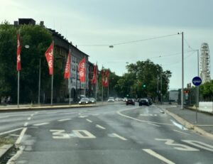 Rheinstraße und Peter-Altmaier-Allee in Höhe des Kurfürstlichen Schlosses: Viel Luft, kaum Anwohner - aber Tempo 30. - Foto: gik