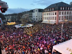 Nach dem Zug ist vor der Party: Der Schillerplatz platzte bei der Rosenmondnacht gegen 18.00 Uhr aus allen Nähten. - Foto: gik