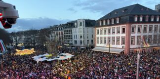 Bilanz Rosenmontag in Mainz: Verkürzter Zug hat gewirkt, sagt MCV – Betrunkener Bewusstloser stoppte Rosenmontagszug