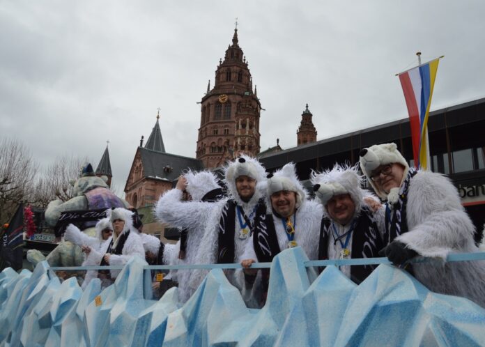 Friedlicher und feuchter Rosenmontag in Mainz: Trotz Regen feiern 500.000 Zuschauer in der Mainzer Innenstadt