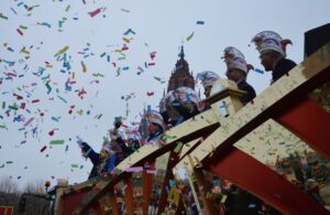 Trotz grauen Himmels und Regens feierten Hunderttausende in Mainz den 122. Rosenmontagszug - natürlich mit Bonbons und Konfetti. - Foto: gik 