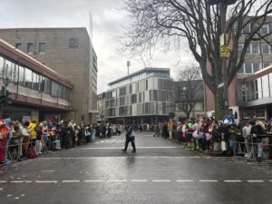 Eine große Lücke tat sich am Mittag an der Ecke Weißliliengasse-Ludwigsstraße auf: Aus der Altstadt rollte eine Zeitlang nichts mehr an. - Foto: gik 