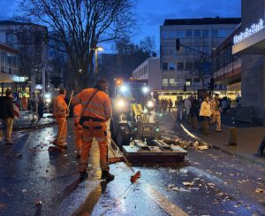 Reinigungstrupp der Stadt Mainz bei der Arbeit am frühen Abend. - Foto: gik