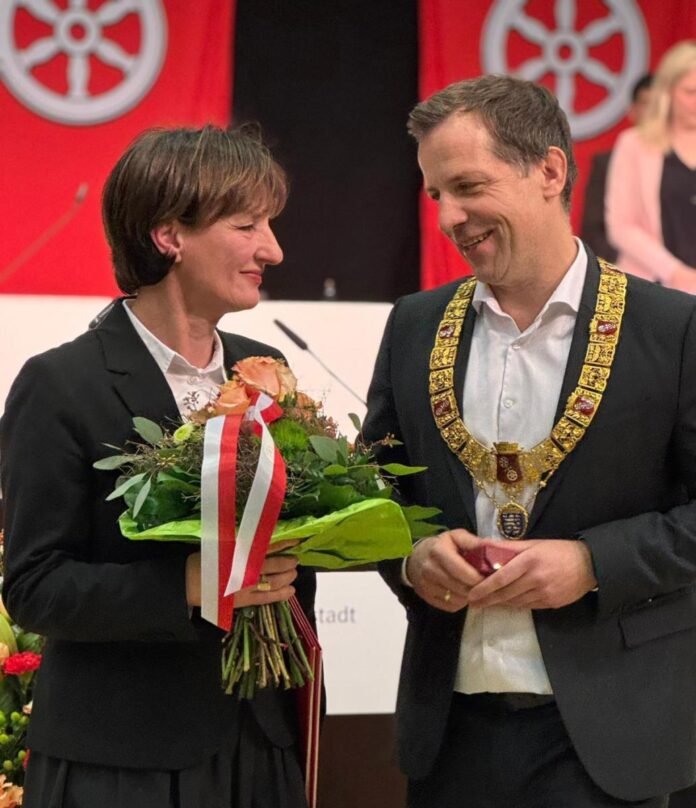 Neuer Stadtvorstand für Mainz: Grosse im Mainzer Stadtrat verabschiedet, Köbler und Delbasteh vereidigt – Wer jetzt wofür zuständig ist