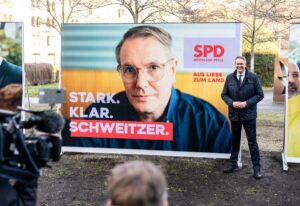 Vorstellung der Wahlplakat der SPD Rheinland-Pfalz mit Ministerpräsident Alexander Schweitzer. - Foto: SPD RLP