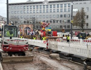 Auch der Mainzer Rosenmontagszug musste sich mühsam durch die Baustelle auf der Binger Straße quetschen. - Foto: gik