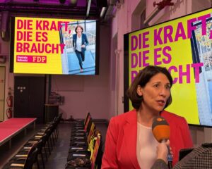 Wirtschaftsministerin und Spitzenkandidatin Daniela Schmitt: Interviews bis zur letzten Minute. - Foto: gik 