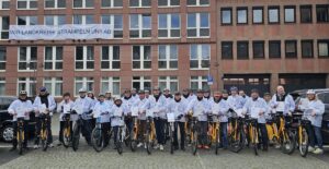 Demo per Fahrrad in Mainz: 24 Landräte traten vergangenen Freitag bei einer Protestkundgebung in die Pedale, um auf ihre schwierige Finanzlage aufmerksam zu machen. - Foto: Landkreistag