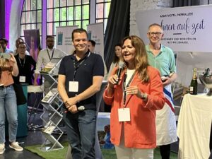 Eröffnung der Netzwerk-Messe KONEKT im Jahr 2024 mit der Mainzer Wirtschaftsdezernentin Manuela Matz (CDU, am Mikro) und Gründer Hanns-Christian von Stockhausen (links daneben). - Foto: gik 