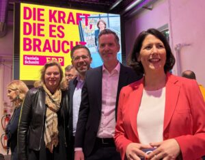 FDP-Spitzenkandidatin Daniel Schmitt (vorne rechts) beim Wahlkampffinale der FDP Rheinland-Pfalz vergangenen Mittwoch in Mainz, gemeinsam mit FDP Bundeschef Christian Dürr (2. von rechts). - Foto: gik