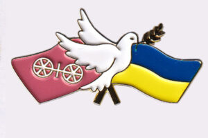 Die Friedenstaube als Symbol der Hoffnung, verbunden durch die Fahnen von Mainz und der Ukraine - diesen Pin könnt Ihr für einen guten zweck erwerben. - Foto: CIM 