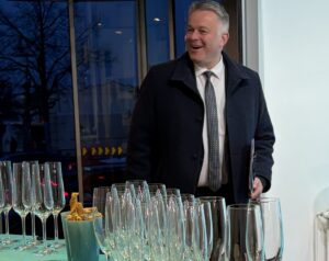 Wahlsieger Gordon Schnieder am Montagabend beim Betreten der Landesgeschäftsstelle der CDU in Mainz - die Sektgläser standen bereit. - Foto: gik