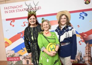 Die drei Grünen-Spitzenpolitikerinnen und Autorinnen des Feminismus-Papiers (von links) in der Fastnacht: Fraktionschefin Pia Schellhammer, Spitzenkandidatin Katrin Eder und Familienministerin Katharina Binz. - Foto: Grüne RLP 