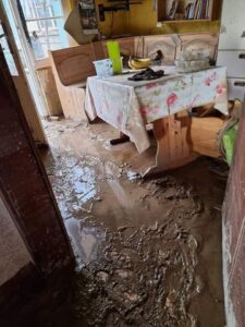 Ein Haus voller Schlamm nach der Flutkatastrophe im Ahrtal im Juli 2021. - Foto: Maik Menke 