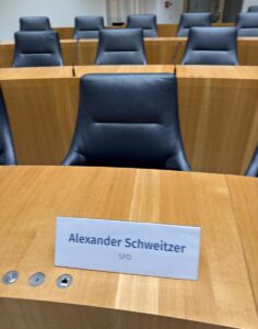 Der Platz von Alexander Schweitzer bei der Pressekonferenz im Landtag: leer. - Foto: Tobias Huch