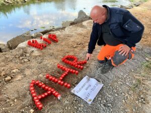 Maik Menke am 14.07.2023 an der Ahr bei Sinzig: Zum Gedenken zündete Menke damals 136 Kerzen für die Toten der Ahrflut am Ufer der Ahr an, ganz allein, in stillem Gedenken. - Foto: gik 