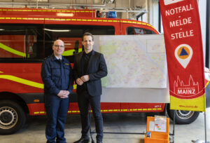 Vorstellung des Konzeptes der Notfallmeldestellen am Montag bei der Mainzer Feuerwehr mit OB Nino Haase (parteilos, rechts). - Foto: Stadt Mainz