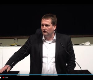 SPD-Stadtrat Erik Donner bekannte in der Debatte: Die SPD und er selbst wussten genau von der Streichung des verbilligten Schülertickets für alle. - Screenshot via Livestream: gik