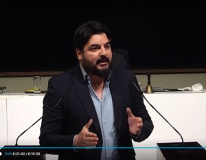 Brachte es auf den Punkt: die Kenia-Koalition hatte die Zuschüsse sehenden Auges gestrichen, kritisierte Linksfraktionschef Tupac Orellana. - Screenshot via Livestream: gik