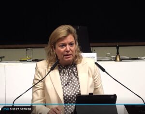 FDP-Fraktionschefin Susanne Glahn bei ihrer Rede im Mainzer Stadtrat am Mittwoch zum Schülerticket. - Screenshot: gik