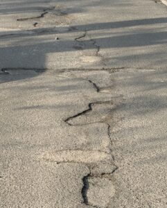 Schlaglochpiste in Mainz-Bretzenheim: Diese Straße sieht nicht erst seit diesem Winter so aus - die Löcher gibt es bereits seit Jahren. - Foto: gik