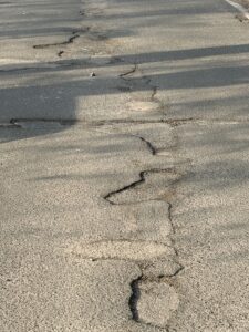 Schlaglochpiste in Mainz. - Foto: gik
