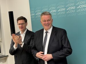 Wahlsieger Gordon Schnieder (CDU) am Tag nach der Landtagswahl, gemeinsam mit seinem Generalsekretär Jo Steiniger. - Foto: gik
