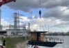 Hausboot im Mainzer Industriehafen drohte zu sinken – Bergung musste per Kran durch die Luft erfolgen