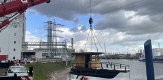 Hausboot im Mainzer Industriehafen drohte zu sinken – Bergung musste per Kran durch die Luft erfolgen