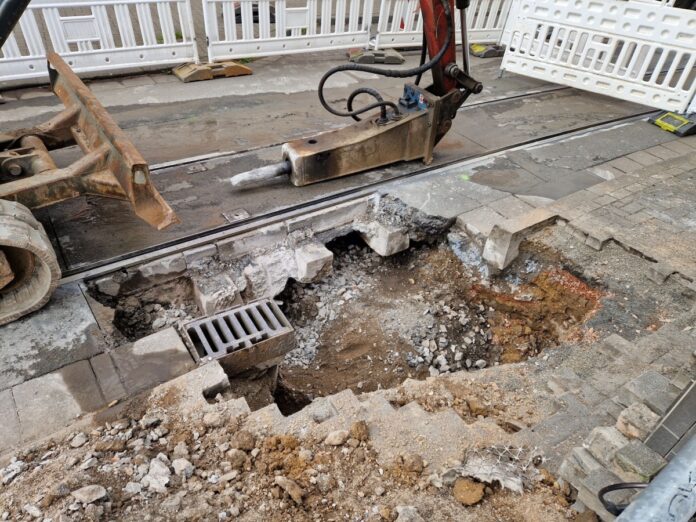 Straßeneinbruch in der Gaustraße in Mainz: Straße gesperrt, Betrieb der Straßenbahnen in Gaustraße eingestellt