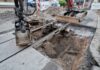 Loch in der Gaustraße in Mainz: Ursache war eine defekte Sinkkasten-Zuleitung – Reparaturarbeiten „auf Hochtouren“