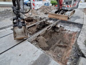 Grabungsarbeiten auf der Suche nach der Ursache für den Einbruch in der Mainzer Gaustraße. - Foto: Florian Kroh
