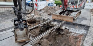 Loch in der Gaustraße in Mainz: Ursache war eine defekte Sinkkasten-Zuleitung – Reparaturarbeiten „auf Hochtouren“
