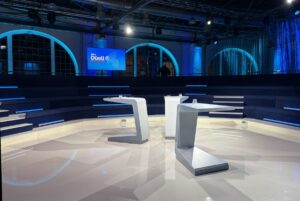 Das Fernsehstudio des SWR in der Alten Lokhalle in Mainz: Die Zuschauerränge blieben leer. - Foto: gik 