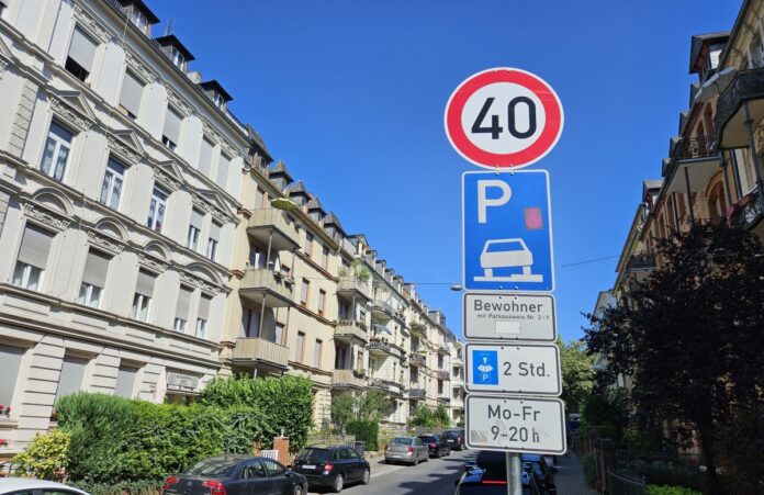 Entscheidung zu Tempo 30 in Mainz: Wiesbaden macht gute Erfahrungen mit Tempo 40 auf Hauptverkehrsachsen – Modell auch für Mainz?