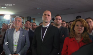 Versteinerte Gesichter bei der SPD um 18.00 Uhr am Wahlabend. - Screenshot: gik