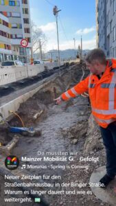 In einem Video ließen die Mainzer Mobilität einen Bauarbeiter die erneute Verzögerung der Fertigstellung der Binger Straße ankündigen. - Video: Mainzer Mobilität, Screenshot: gik