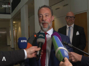 Der abgesägte Fraktionschef der AfD, Jan Bollinger, drei Tage nach der Landtagswahl bei Statements gegenüber Journalisten. - Screenshot: gik