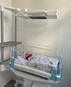 Babybett mit kleinem Patienten: In der Babyklappe steht ein sicheres Babybett zur Ablage des Kindes bereit. - Foto Stadt Mainz/Peter Pulkowski