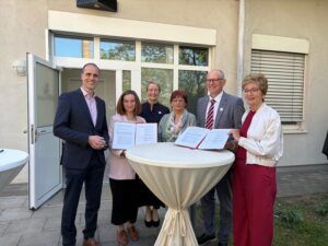 Eröffnung der neuen Mainzer Babyklappe mit (von links) Wissenschaftsminister Clemens Hoch (SPD), Sozialdezernentin Jana Schmöller (SPD), Unimedizin-Chef Ralf Kiesslich sowie Andrea Litzenburger vom SkF-Vorstand (ganz rechts). - Foto: Stadt Mainz, Peter Pulkowski