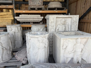 Da stehen sie, die in zwölf Einzelteile zerlegten Stücke der Großen Mainzer Jupitersäule, im Depot in Bodenheim. - Foto: gik