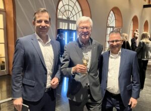 Verleihung des Mainzer Medienpreises 2025 an den Buchwissenschaftler Stephan Füssel (Mitte) mit OB Nino Haase (parteilos, links) und dem Vorsitzenden des Mainzer Presseclubs, Torsten Kirchmann (rechts). - Foto: gik