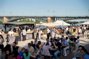 Treffen, plaudern, genießen - das Mainzer WeinUfer. - Foto: Mainzplus Citymarketing