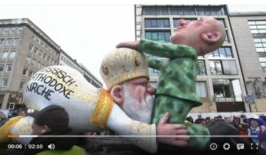 Dieser Motivwagen des Düsseldorfer Wagenbauers und Satirikers Jacques Tilly erregte wohl vor allem den Unmut von Wladimir Putin, er zeigt den Kniefall der russisch-orthodoxen Kirche vor dem Kremlherrscher. - Video: ZDF, Screenshot: gik