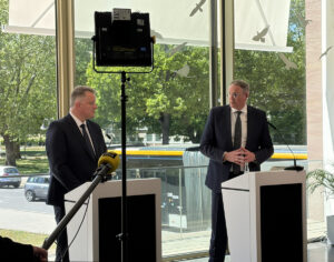 Immer wieder schaute Alexander Schweitzer am Donnerstag bei der Pressekonferenz zu Gordon Schnieder. - Foto: gik